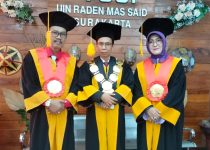 Inilah Sosok Profesor Yang Kuliah S2 Lagi dan Diwisuda
