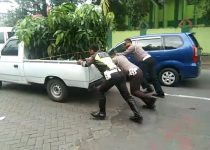 Dorong Mobil Mogok, Personil Satlantas Polres Gowa Responsif Bantu Warga Yang Kesulitan di Jalan