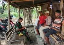 Duduk Santai bareng Warga, Babinsa Mendengar Keluh Kesah