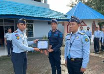 Terapkan Disiplin, Lapas Takalar Beri Reward kepada Dua Pegawai Teladan*