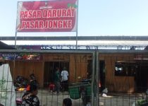 Pintu Utama Timur Pasar Darurat Jongke Ditutup Dagangan Sepi, Pak Walikota Solo Tolong Pintu Pasar Dibuka