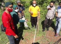 Bersama Kementerian Agama, Kapolsek Tompobulu Polres Maros menentukan arah kiblat rencana pembangunan Mushola Syekh Yusuf Polsek Tompobulu.