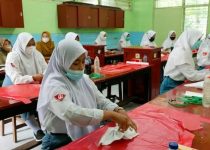 Dosen UMM Ajak Siswa Cintai Budaya Batik Shibori